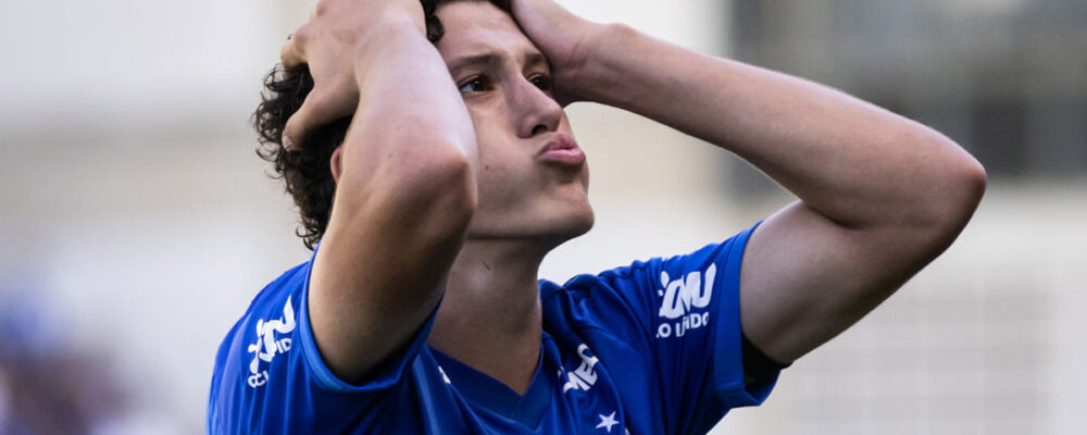Felipe Morais marca na estreia pelo Cruzeiro e vai às lágrimas