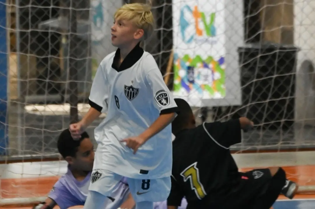 Filho de titular do Atlético estreia no sub-9 do clube com gol e assistência