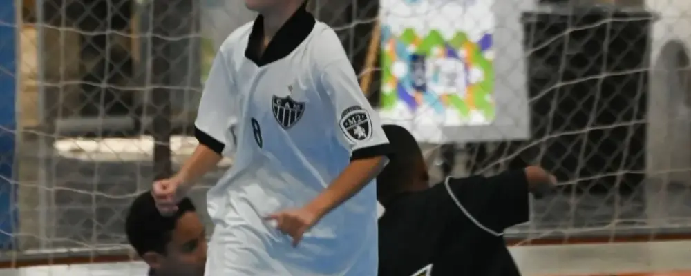 Filho de titular do Atlético estreia no sub-9 do clube com gol e assistência