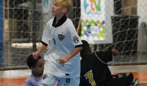 Filho de titular do Atlético estreia no sub-9 do clube com gol e assistência
