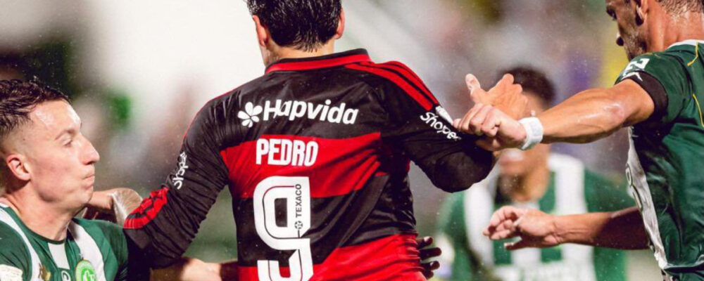 Flamengo goleia Chapecoense e persegue Palmeiras na ponta do Brasileiro