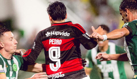 Flamengo goleia Chapecoense e persegue Palmeiras na ponta do Brasileiro