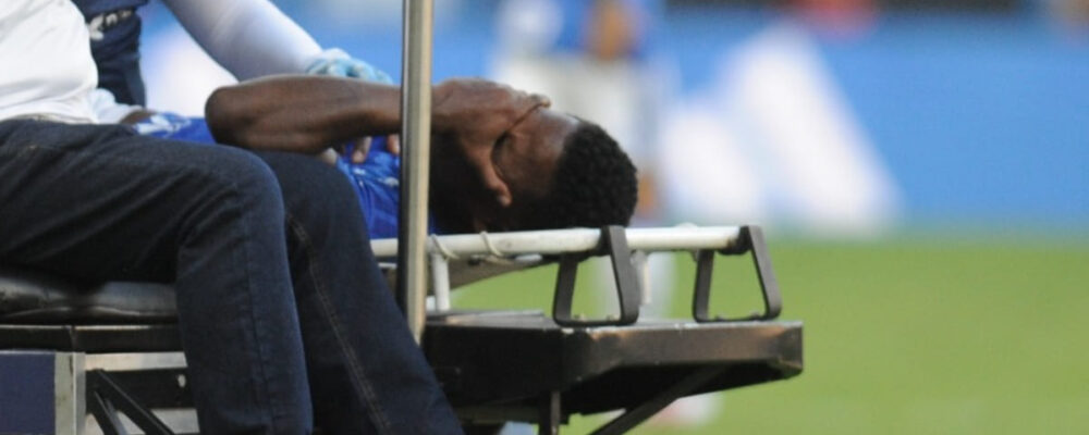 Histórico assusta: Sinisterra cai sozinho, chora e teme nova lesão no Cruzeiro
