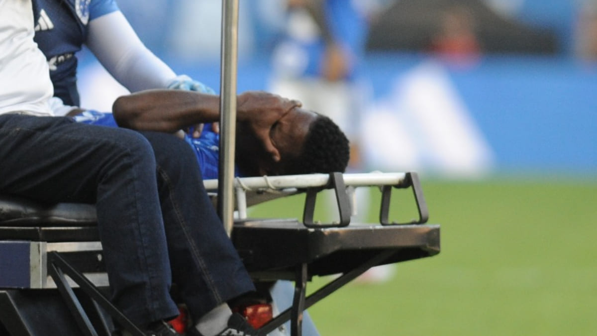 Atacante do Cruzeiro, Sinisterra deixou o gramado do Mineirão aos prantos no duelo com o Botafogo - (foto: Alexandre Guzanshe/EM/D.A. Press)
