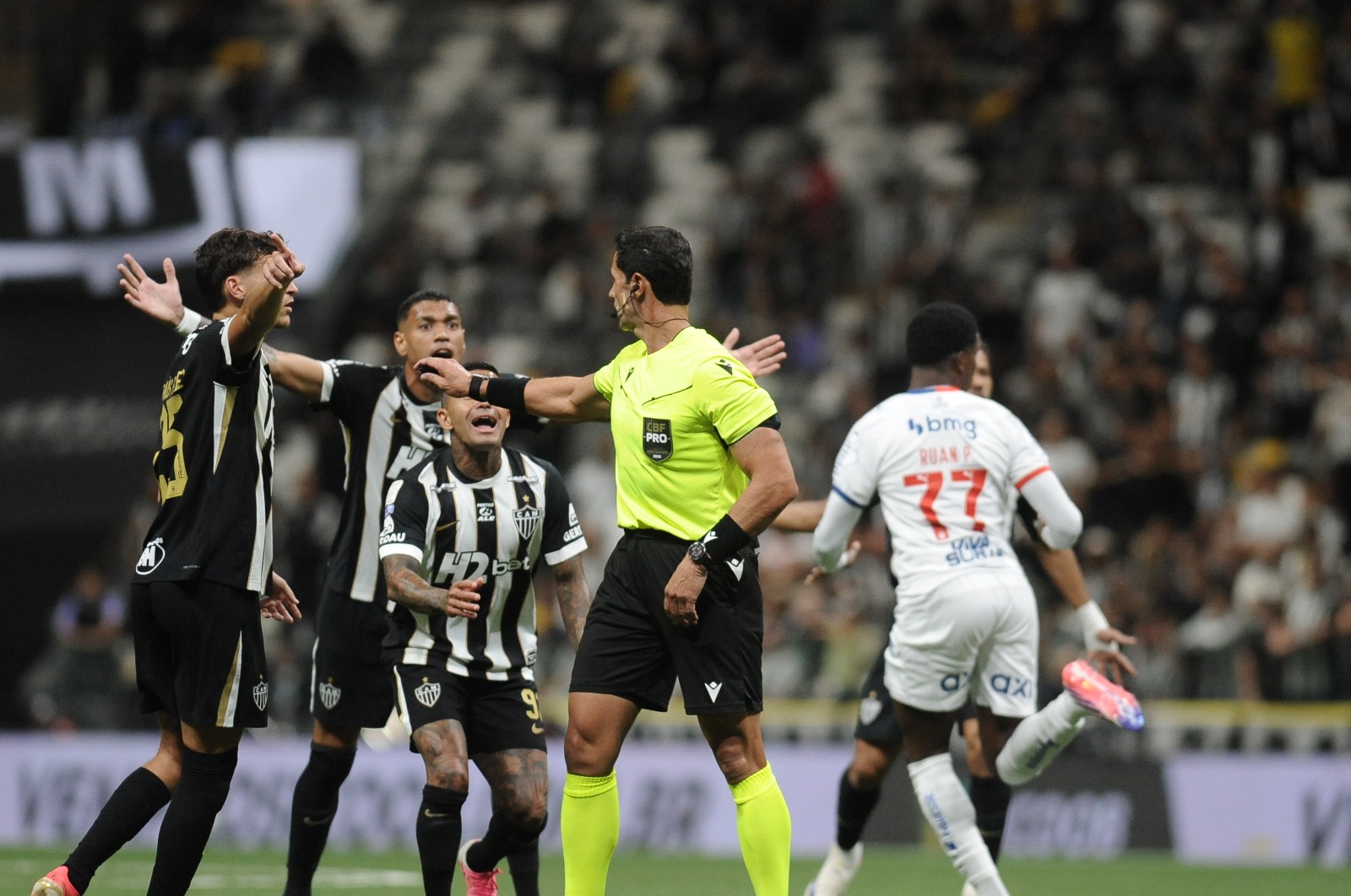 Jogador do Atlético bate marca que o impede de defender outro time no Brasileiro e afasta rumores