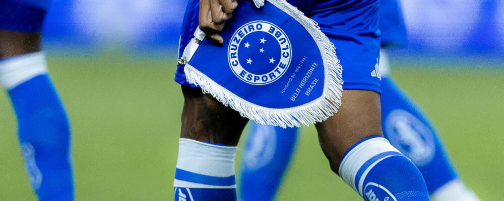 Jogador do Cruzeiro lidera ranking de faltas sofridas e amarga 3ª suspensão no Brasileiro