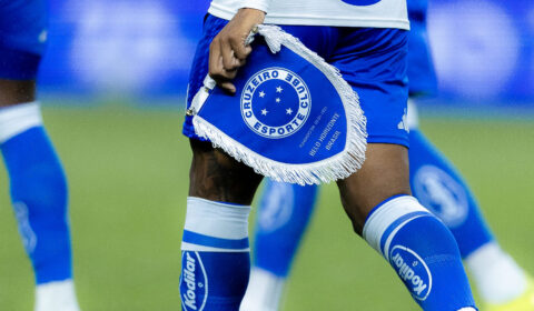 Jogador do Cruzeiro lidera ranking de faltas sofridas e amarga 3ª suspensão no Brasileiro