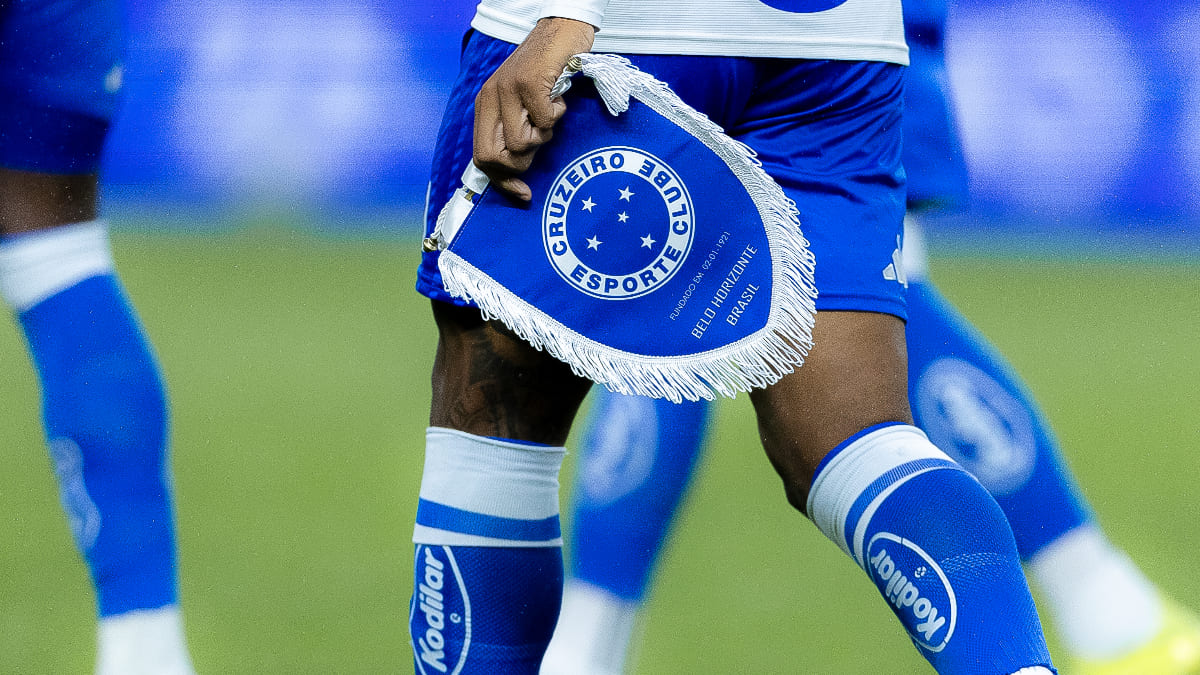 Jogador do Cruzeiro lidera ranking de faltas sofridas e amarga 3ª suspensão no Brasileiro