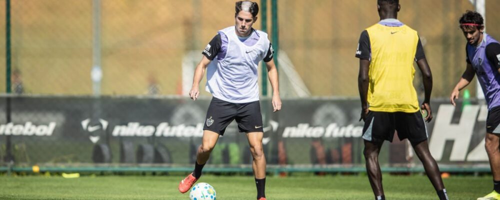 Joia do Atlético recebe trote de entrada no profissional e treina com visual inusitado