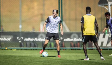 Joia do Atlético recebe trote de entrada no profissional e treina com visual inusitado