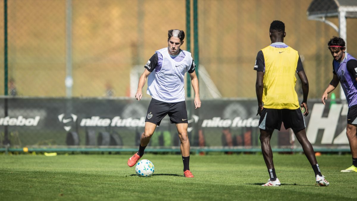 Joia do Atlético recebe trote de entrada no profissional e treina com visual inusitado