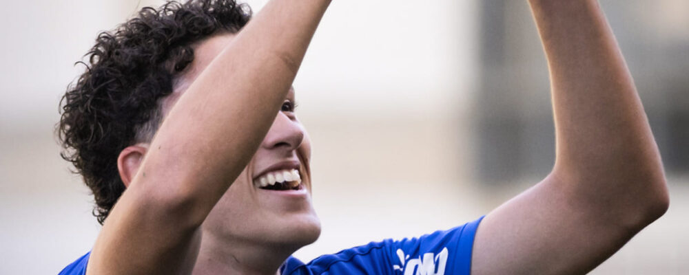 Jovem de 17 anos assume vaga deixada por Sinisterra em estreia oficial pelo Cruzeiro