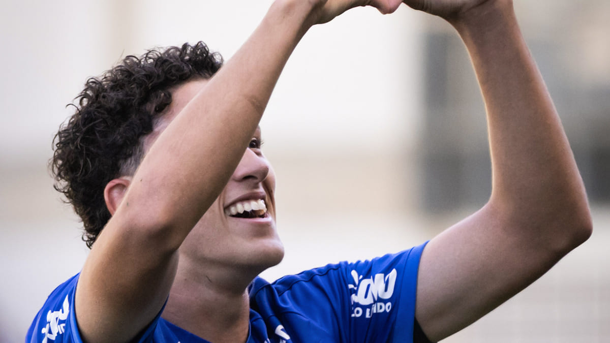 Jovem de 17 anos assume vaga deixada por Sinisterra em estreia oficial pelo Cruzeiro