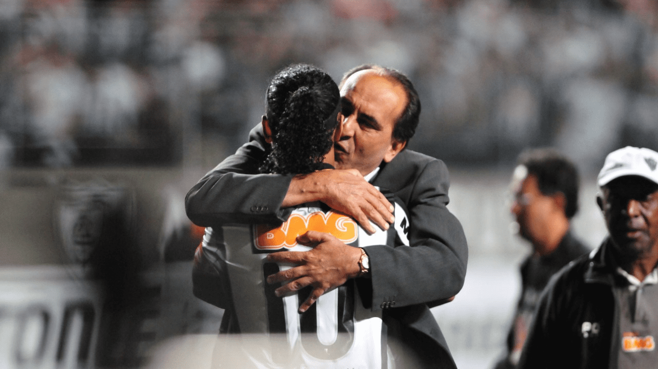 Ronaldinho Gaúcho, ex-jogador, e Alexandre Kalil, ex-presidente do Atlético, se abraçando - (foto: Alexandre Guzanshe/EM/D.A Press)