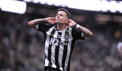 Lançamento de Román e cobertura: o golaço de Bernard no jogo-treino do Atlético
