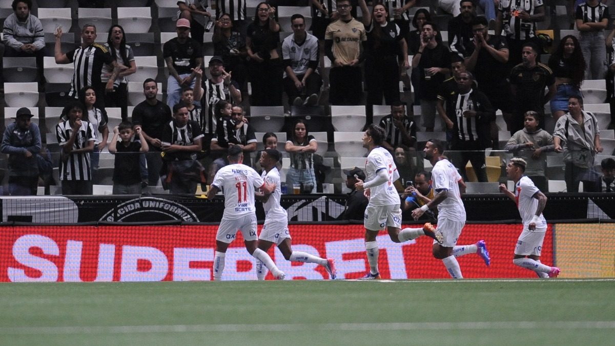 Lei do ex: Ademir faz gol contra Atlético e provoca na comemoração
