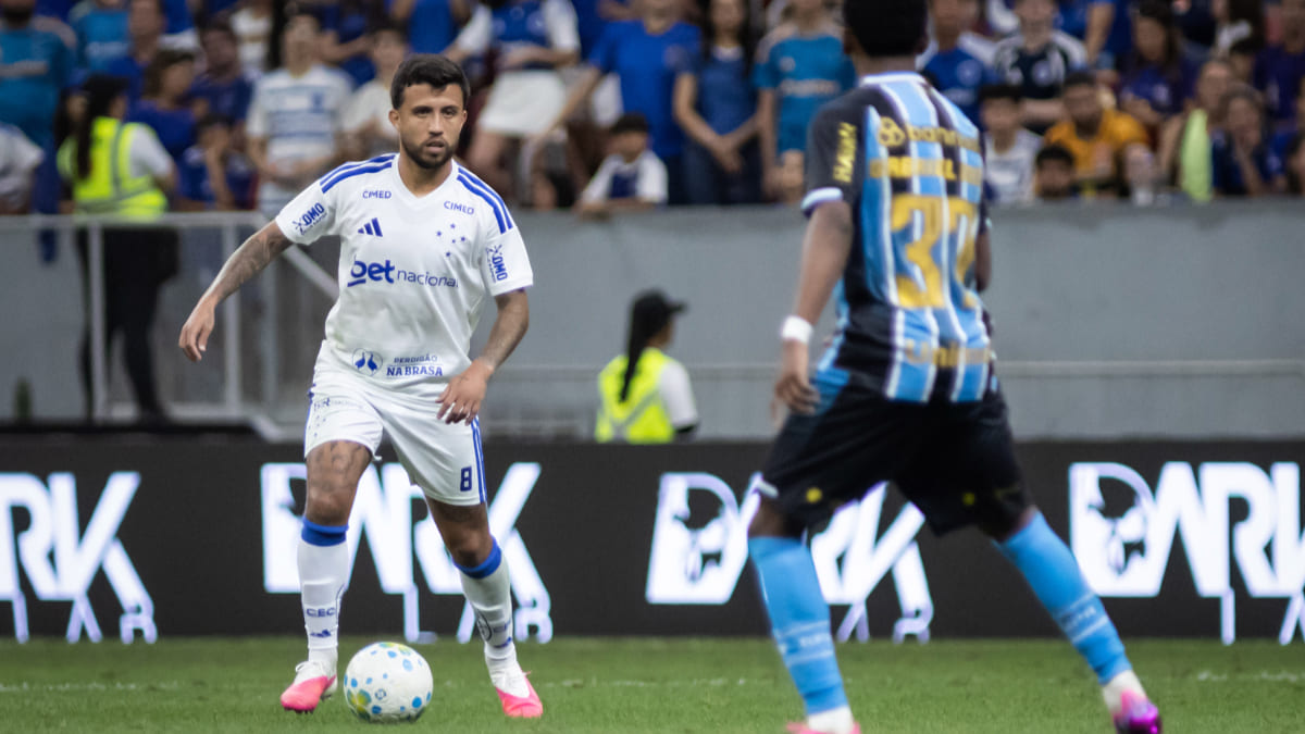 Meia celebra trajetória no Cruzeiro em meio a contestações: ‘Muita história para escrever’