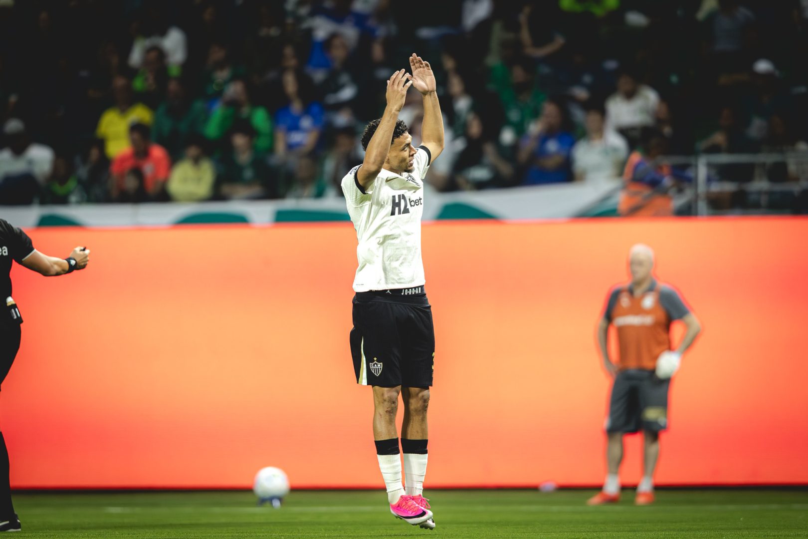 Meia faz do Palmeiras maior ‘vítima’ e briga por liderança de ranking no Atlético