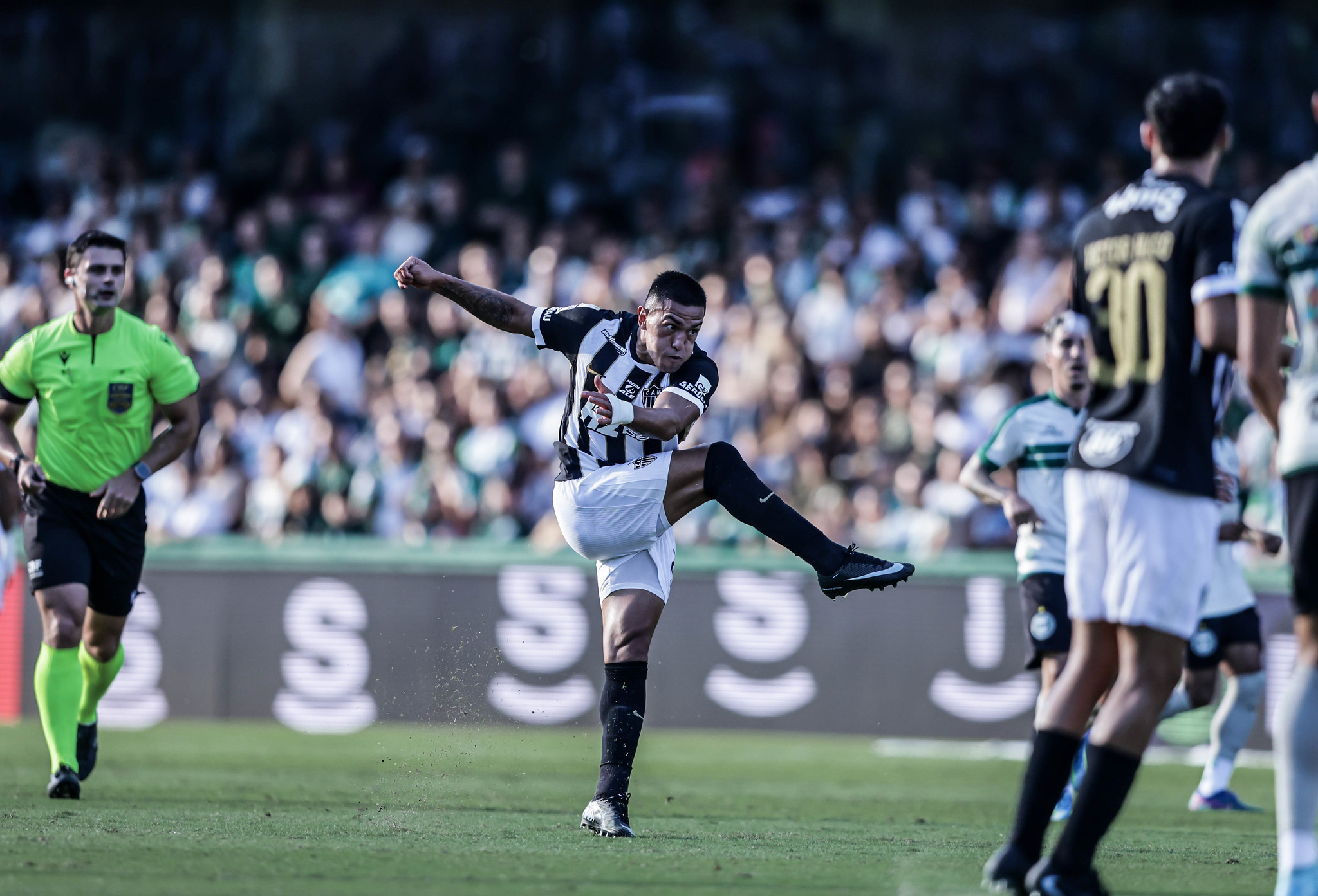 Cuello foi o grande destaque ofensivo do Atlético contra o Coritiba - (foto: Paulo Henrique França / Atlético)