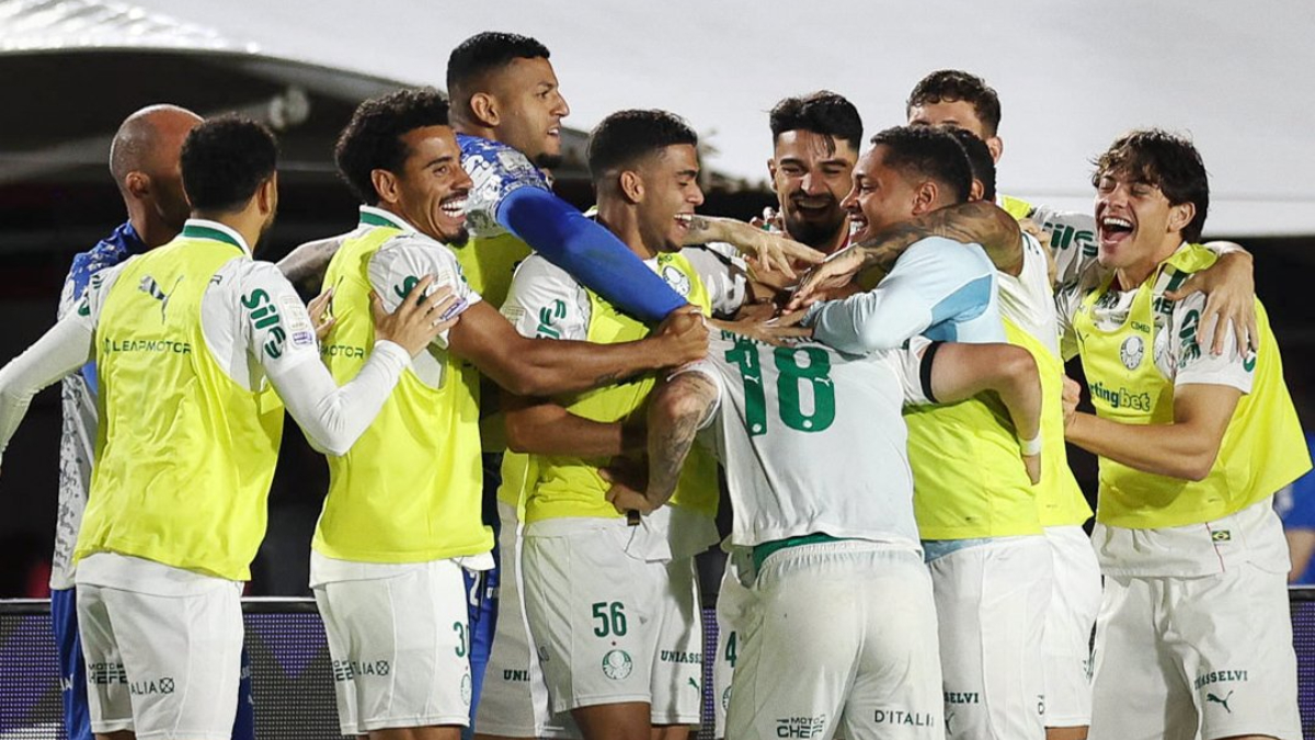 Palmeiras joga com dois a mais e goleia Vitória pelo Campeonato Brasileiro