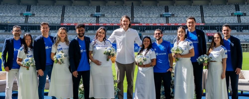 Patrocinadora do Cruzeiro promove casamento e renovação de votos de torcedores no Mineirão