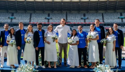 Patrocinadora do Cruzeiro promove casamento e renovação de votos de torcedores no Mineirão