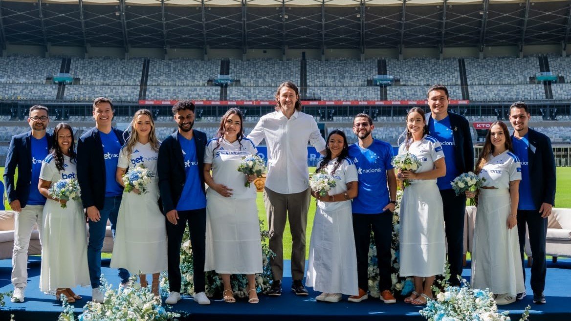 Patrocinadora do Cruzeiro promove casamento e renovação de votos de torcedores no Mineirão