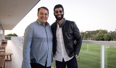 Pedrinho recebe Gusttavo Lima em dia de jogos-treino do Cruzeiro na Toca 2