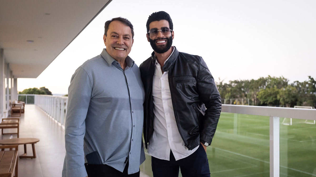 Pedrinho recebe Gusttavo Lima em dia de jogos-treino do Cruzeiro na Toca 2