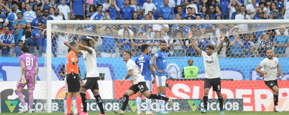 Problema persiste: Cruzeiro desperdiça chances, vê Botafogo ser letal e perde no Mineirão