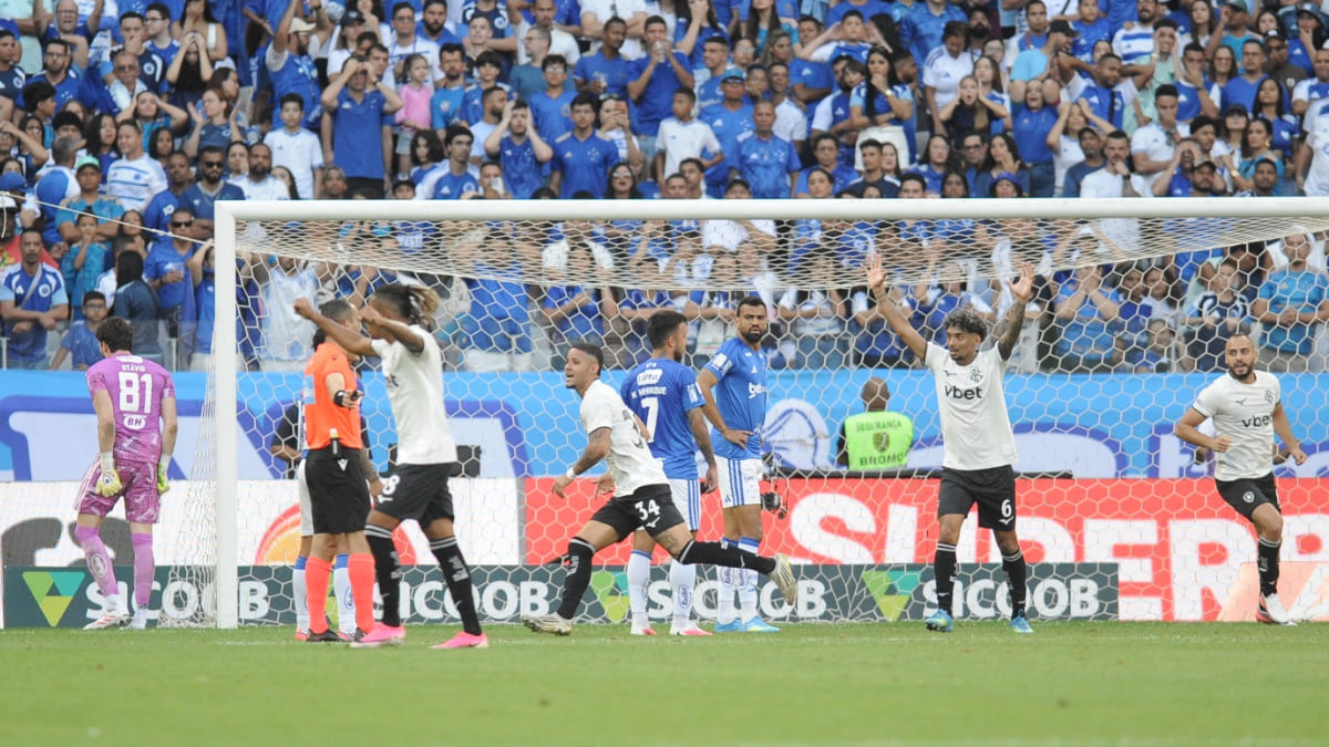 Problema persiste: Cruzeiro desperdiça chances, vê Botafogo ser letal e perde no Mineirão