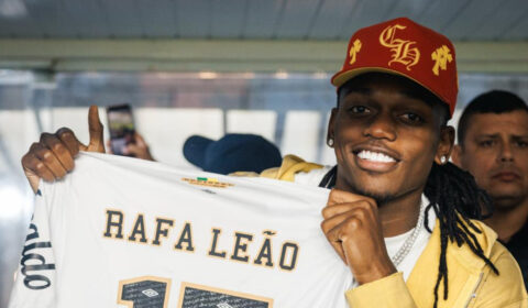Rafael Leão vai a jogo do Santos e exalta Neymar: ‘Ídolo de infância’