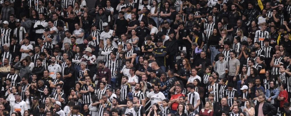 Torcedores do Atlético xingam Menin na Arena MRV após tropeço contra o Bahia