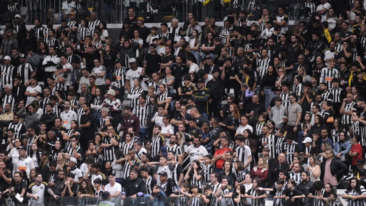 Torcedores do Atlético xingam Menin na Arena MRV após tropeço contra o Bahia