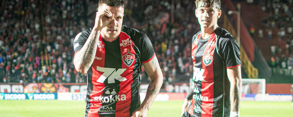 Vasco sofre com gol de ex-Cruzeiro e é derrotado pelo Vitória no Brasileirão
