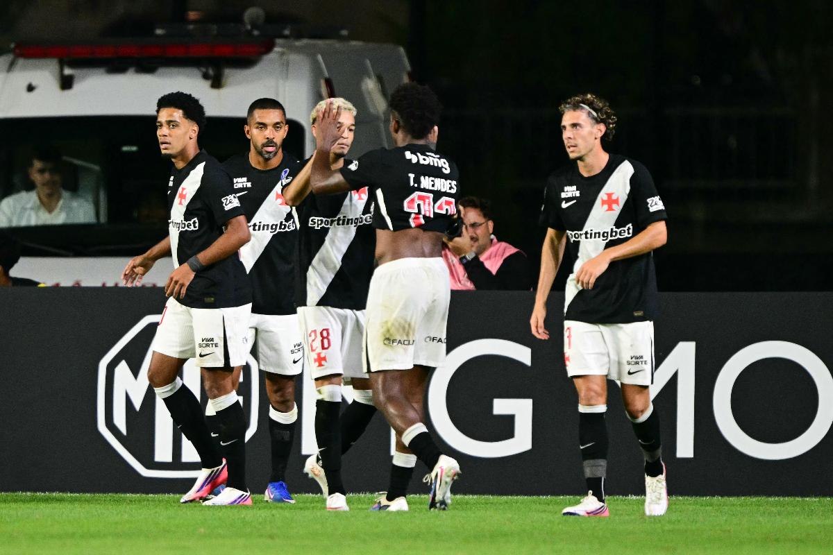 Vasco vence Ind. Medellín com gol no fim e avança às oitavas da Sul-Americana
