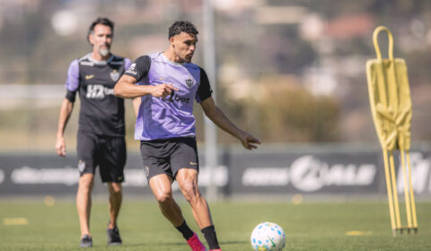 Victor Hugo sobre relação com Eduardo Domínguez no Atlético: ‘Muita cobrança’