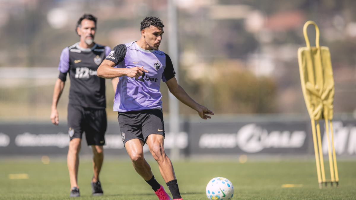 Victor Hugo sobre relação com Eduardo Domínguez no Atlético: ‘Muita cobrança’