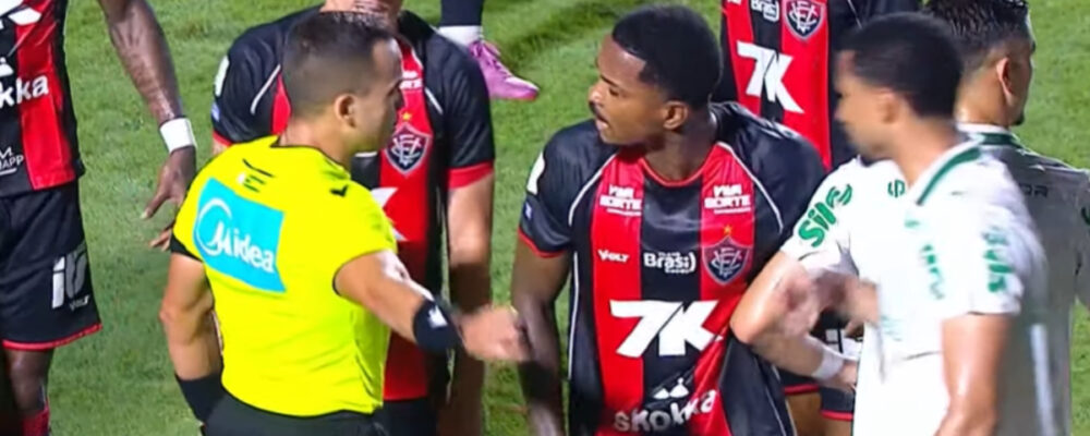 Vitória tem Cacá e Luan Cândido expulsos em sequência contra o Palmeiras