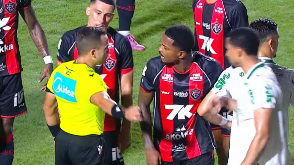 Vitória tem Cacá e Luan Cândido expulsos em sequência contra o Palmeiras