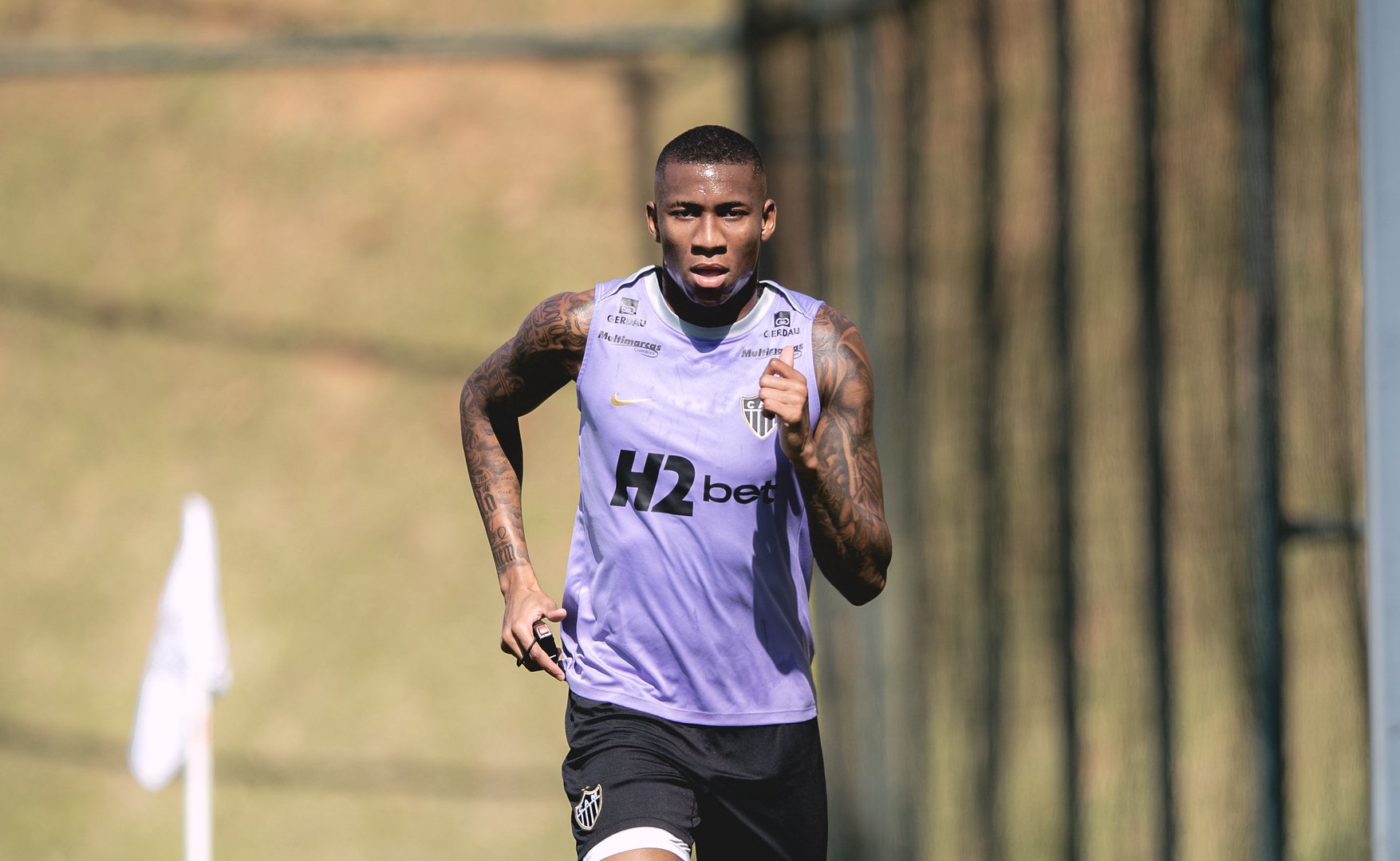 Volante que não joga há mais de um ano recebe apoio de titular do Atlético: ‘Resiliência’