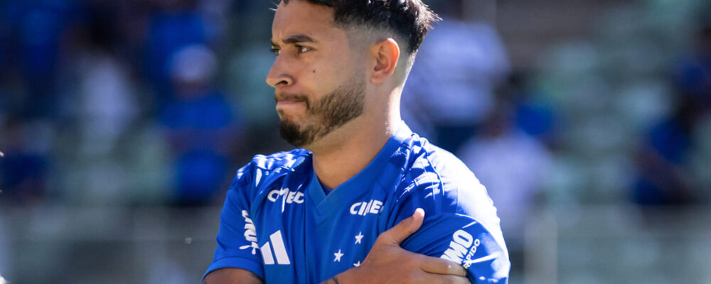 William veste braçadeira de capitão do Cruzeiro em retorno ao time titular