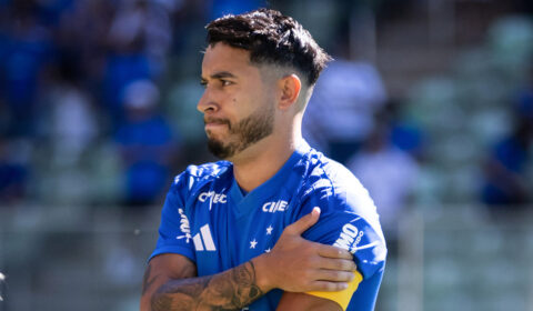 William veste braçadeira de capitão do Cruzeiro em retorno ao time titular