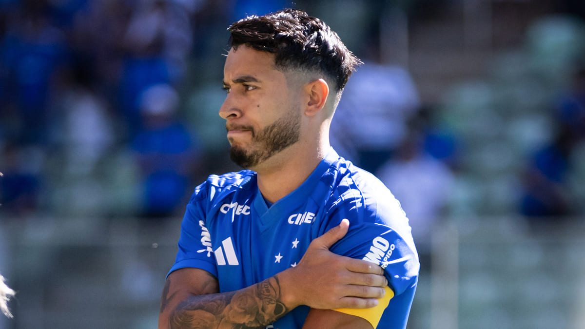 William veste braçadeira de capitão do Cruzeiro em retorno ao time titular