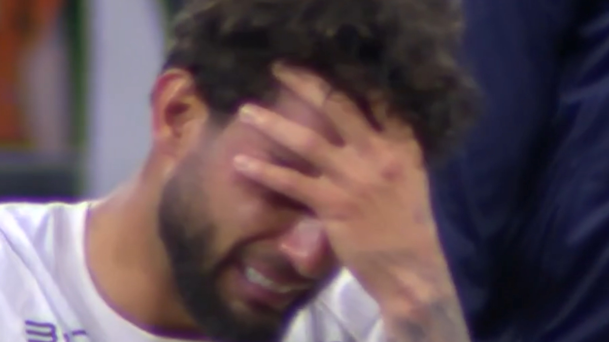 Yuri Alberto sente dores em jogo do Corinthians e deixa gramado chorando