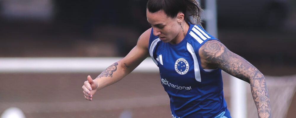 Zagueira do Cruzeiro passa por cirurgia após diagnóstico de ruptura do LCA