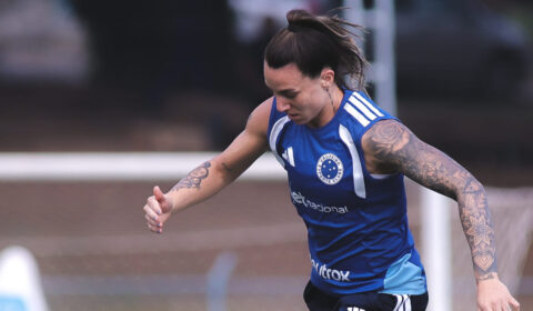 Zagueira do Cruzeiro passa por cirurgia após diagnóstico de ruptura do LCA