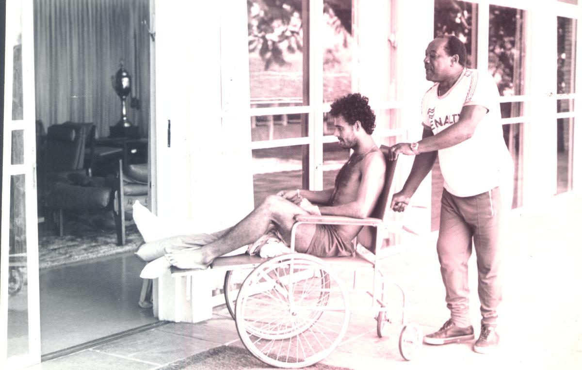 Joaõzinho fraturou a perna jogando pelo Cruzeiro em 1981 - (foto: Sidney Lopes/Estado de MInas)