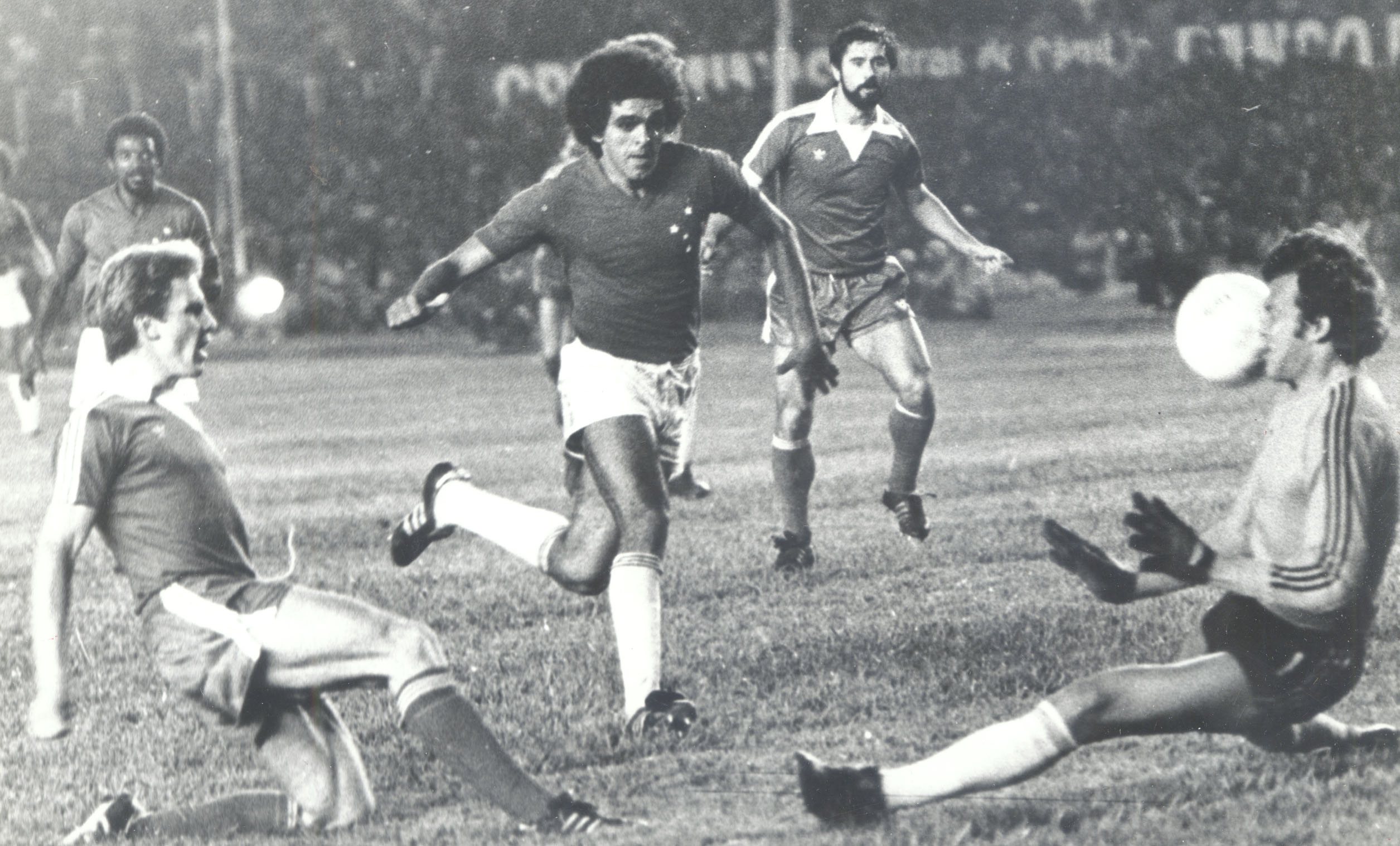 Lance de Cruzeiro x Bayern no Mineirão - (foto: Arquivo/EM)