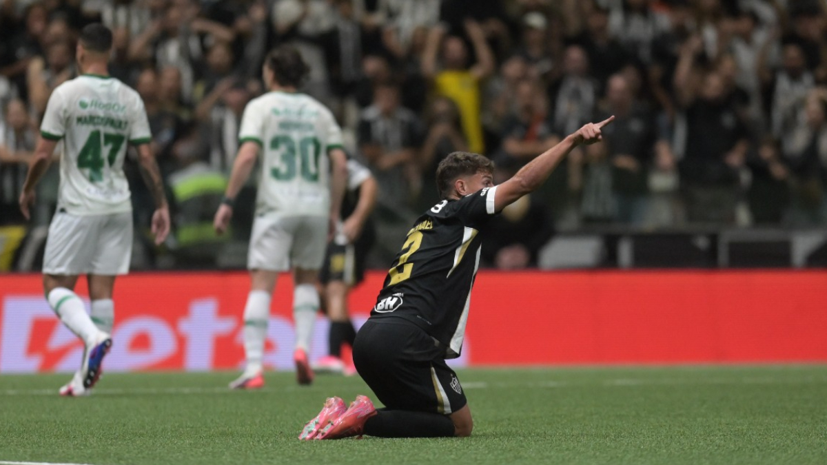 Natanael reclamando de pênalti em Atlético x Juventude - (foto: Leandro Couri/EM/D.A. Press)